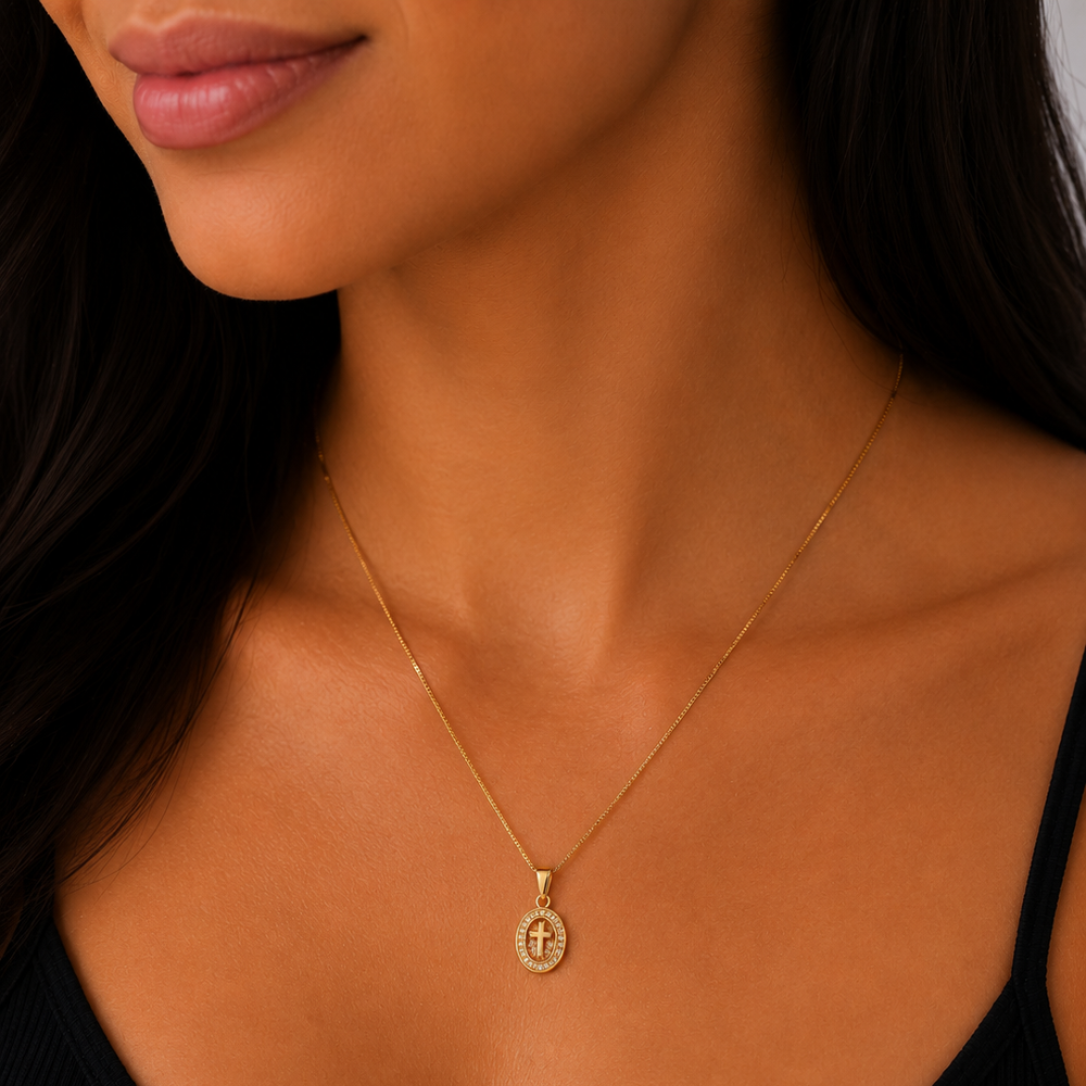 Colar Religioso Oval com Cruz Cravejada Dourado